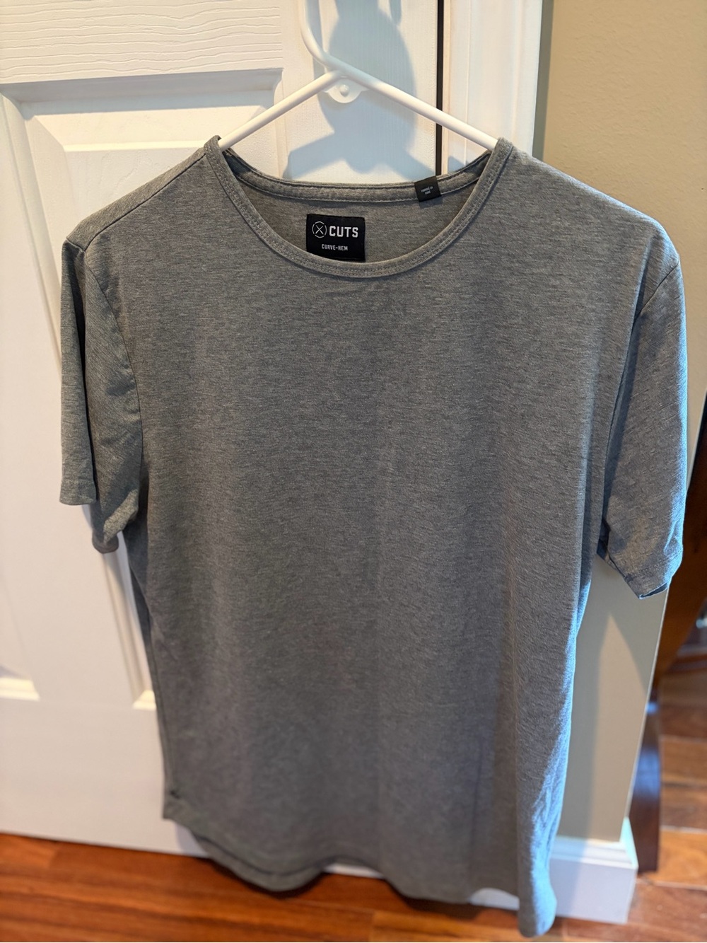 Cuts Clothing Men's AO curved hem T-Shirt — Heather Gray
